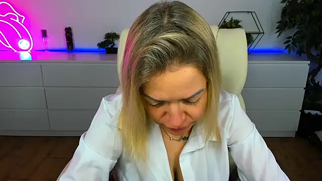 Anna Snows online show from November 2025 06:36:01 AM