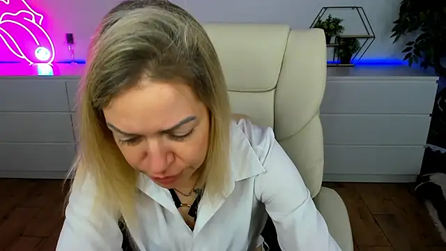 Anna Snows online show from November 2025 06:35:01 AM