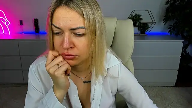 Anna Snows online show from October 2025 06:34:01 AM