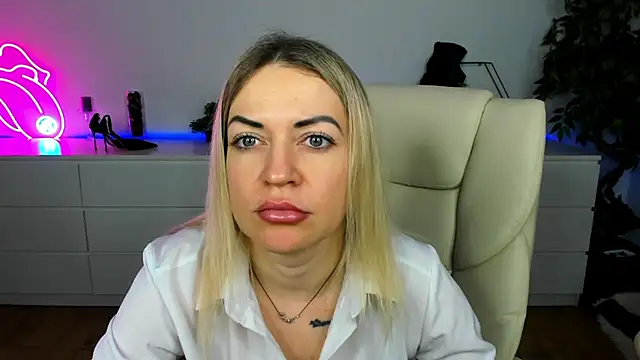 Anna Snows online show from December 2025 06:53:01 PM