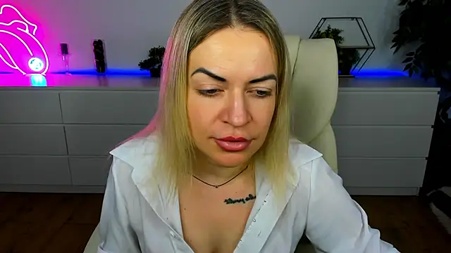 Anna Snows online show from November 2025 07:03:01 PM