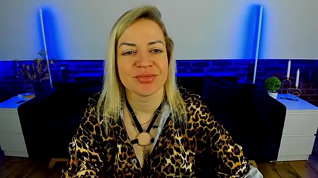 Anna Snows online show from October 2025 06:08:01 PM