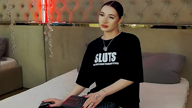 Snapshot of RoxyDoll_ chatting on October 2025 05:10:01 PM RoxyDoll online show from October 2025 05:10:01 PM