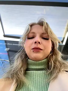 Snapshot of EveLittleSinner chatting on October 2025 09:22:01 AM EveLittleSinner online show from October 2025 09:22:01 AM