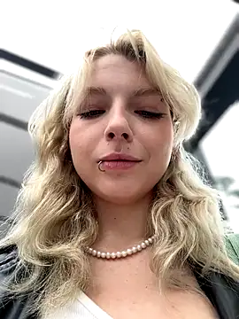 Snapshot of EveLittleSinner chatting on September 2025 07:44:01 AM EveLittleSinner online show from September 2025 07:44:01 AM