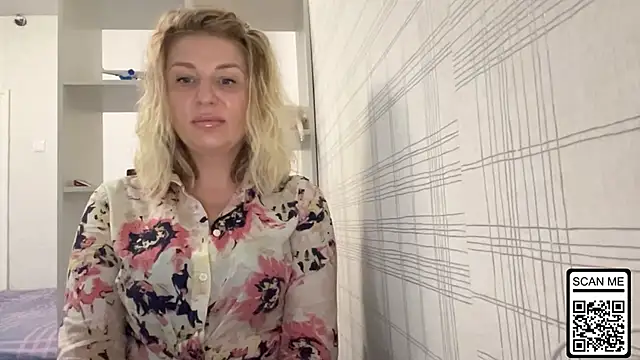 Snapshot of Blondie_xoxoxo chatting on October 2025 08:37:02 AM Blondie xoxoxo online show from October 2025 08:37:02 AM