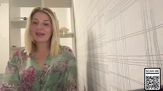 Snapshot of Blondie_xoxoxo chatting on October 2025 07:32:01 PM Blondie xoxoxo online show from October 2025 07:32:01 PM