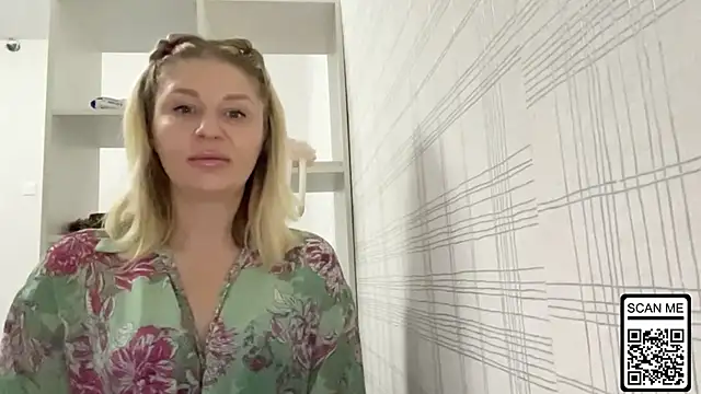 Snapshot of Blondie_xoxoxo chatting on November 2025 06:39:01 AM Blondie xoxoxo online show from November 2025 06:39:01 AM