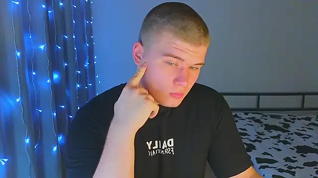 kittenmurr online show from December 2025 08:39:01 PM