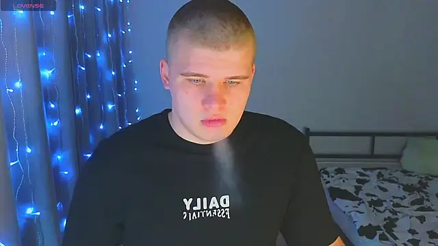 kittenmurr online show from December 2025 07:35:01 PM