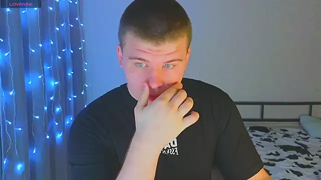 kittenmurr online show from November 2025 02:10:01 AM