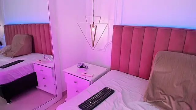 Tessa Sinclaire online show from April 2026 08:15:02 PM