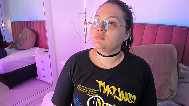 Tessa Sinclaire online show from April 2026 08:04:01 PM