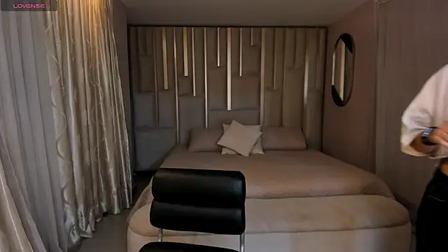 Snapshot of VeronicaBlue chatting on October 2025 10:01:02 AM VeronicaBlue online show from October 2025 10:01:02 AM