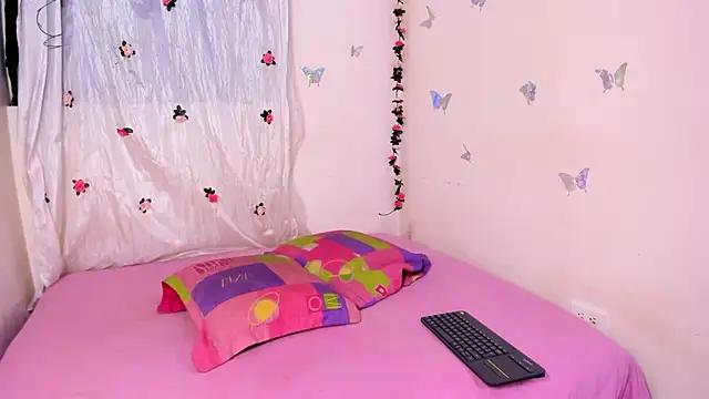 EVELYNN LUXX online show from June 2026 03:01:01 AM