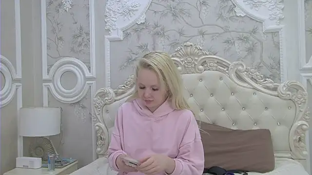 Snapshot of EllieFrosty_ chatting on June 2026 06:24:01 PM EllieFrosty online show from June 2026 06:24:01 PM