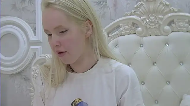 EllieFrosty  online show from May 2026 06:56:01 PM