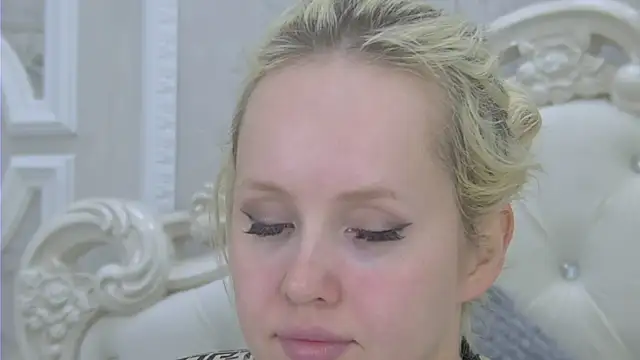 EllieFrosty  online show from April 2026 06:25:02 PM