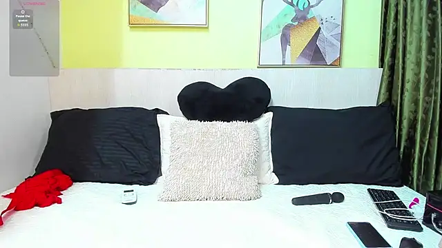 AtheneaArbelaez  online show from December 2025 12:37:01 PM