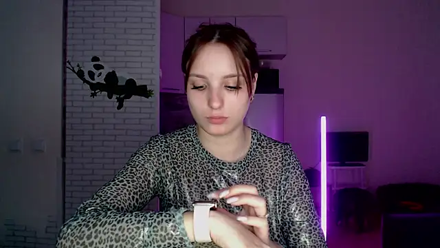 Leonaalove online show from April 2026 05:30:02 PM