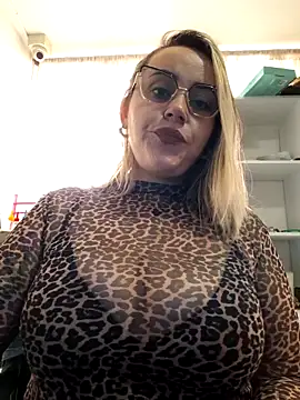 Snapshot of CurvyLust_x chatting on November 2025 03:38:01 PM CurvyLust x online show from November 2025 03:38:01 PM