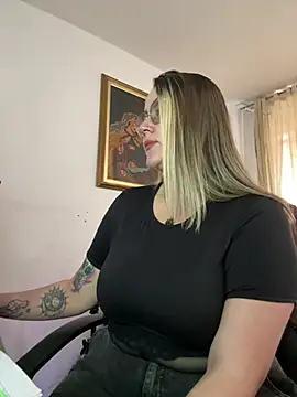 Snapshot of CurvyLust_x chatting on May 2026 03:40:01 PM CurvyLust x online show from May 2026 03:40:01 PM