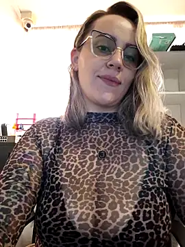 Snapshot of CurvyLust_x chatting on November 2025 01:45:01 PM CurvyLust x online show from November 2025 01:45:01 PM