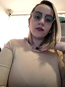 Snapshot of CurvyLust_x chatting on November 2025 04:32:02 PM CurvyLust x online show from November 2025 04:32:02 PM