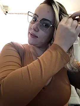 Snapshot of CurvyLust_x chatting on November 2025 03:22:01 PM CurvyLust x online show from November 2025 03:22:01 PM