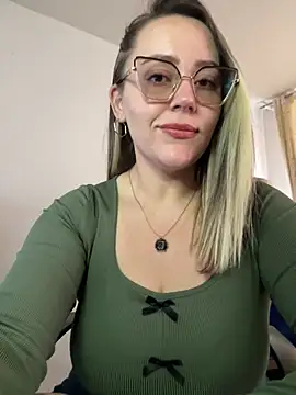 Snapshot of CurvyLust_x chatting on May 2026 04:05:01 PM CurvyLust x online show from May 2026 04:05:01 PM