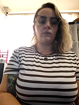 Snapshot of CurvyLust_x chatting on November 2025 04:55:01 PM CurvyLust x online show from November 2025 04:55:01 PM