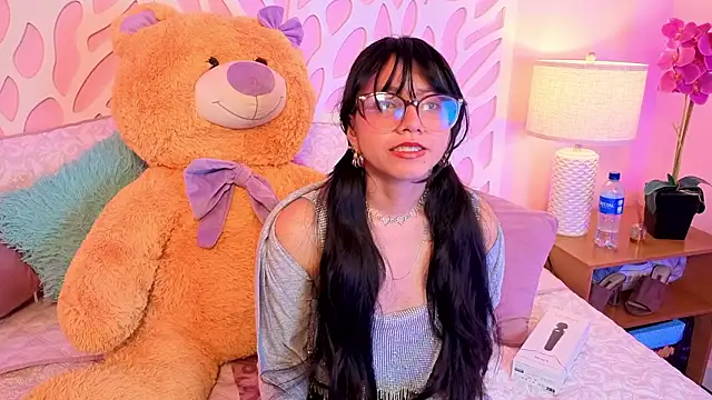 Snapshot of VioletxBloom chatting on February 2026 08:39:02 PM VioletxBloom online show from February 2026 08:39:02 PM