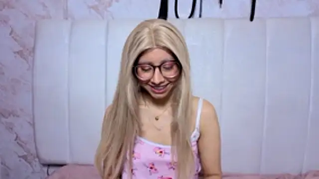 Snapshot of VioletxBloom chatting on December 2025 09:40:01 PM VioletxBloom online show from December 2025 09:40:01 PM