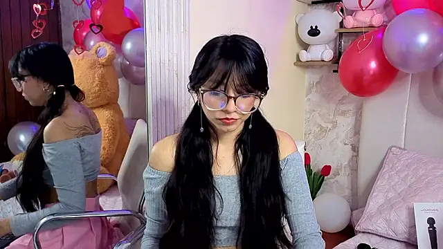 Snapshot of VioletxBloom chatting on February 2026 04:07:01 PM VioletxBloom online show from February 2026 04:07:01 PM