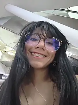 Snapshot of VioletxBloom chatting on February 2026 09:33:01 PM VioletxBloom online show from February 2026 09:33:01 PM