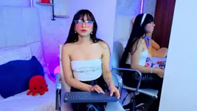 Snapshot of VioletxBloom chatting on January 2026 08:01:02 PM VioletxBloom online show from January 2026 08:01:02 PM