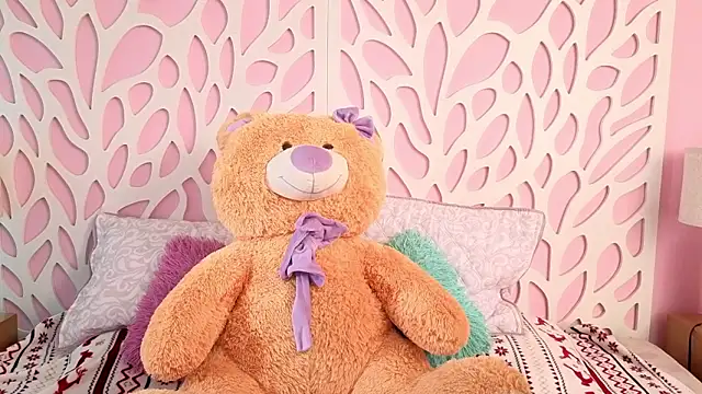 Snapshot of VioletxBloom chatting on February 2026 07:47:02 PM VioletxBloom online show from February 2026 07:47:02 PM