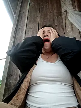 miumiu 00 online show from October 2025 01:37:02 AM