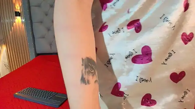 Snapshot of Suxan_White_ chatting on October 2025 12:06:02 PM Suxan White online show from October 2025 12:06:02 PM