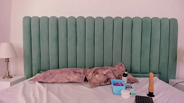 EmilyHanks  online show from November 2025 11:16:01 PM