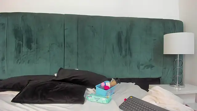 EmilyHanks  online show from September 2025 11:27:02 PM