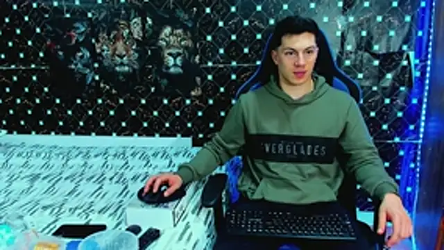 javiersexymann online show from June 2026 06:52:02 AM