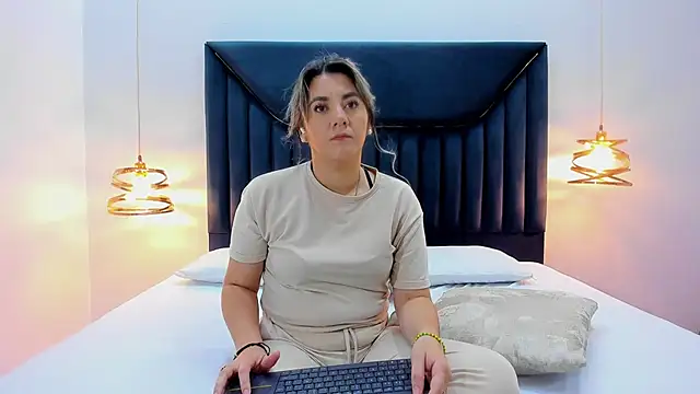 Snapshot of AuraEvens chatting on September 2025 12:00:02 PM AuraEvens online show from September 2025 12:00:02 PM
