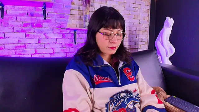 kitty malach online show from April 2026 03:00:02 AM