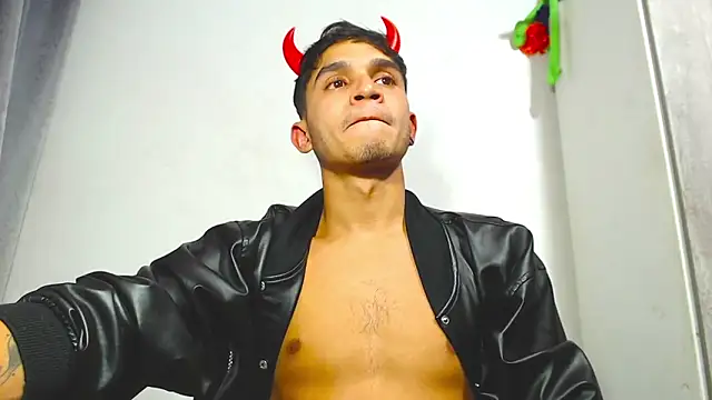 Snapshot of Angel_latinboy chatting on October 2025 10:10:01 PM Angel latinboy online show from October 2025 10:10:01 PM