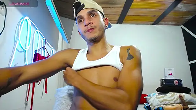 Snapshot of Angel_latinboy chatting on March 2025 10:07:02 PM Angel latinboy online show from March 2025 10:07:02 PM