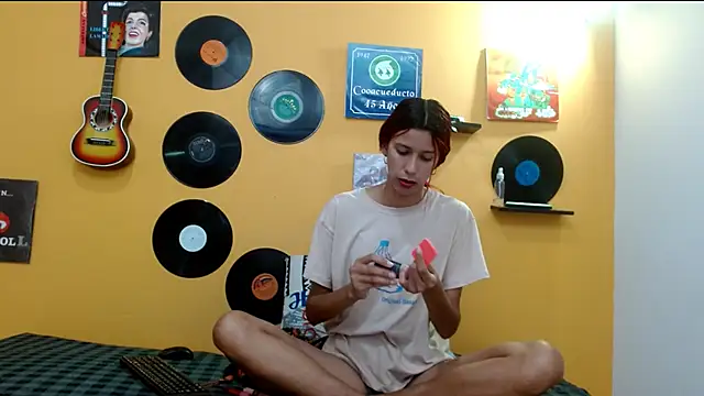 Snapshot of skinnyverus18 chatting on November 2025 07:03:03 PM skinnyverus18 online show from November 2025 07:03:03 PM