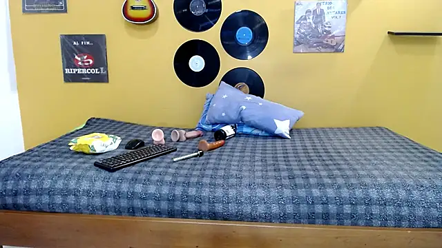 Snapshot of skinnyverus18 chatting on February 2026 07:22:01 PM skinnyverus18 online show from February 2026 07:22:01 PM