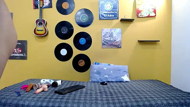 Snapshot of skinnyverus18 chatting on February 2026 07:14:02 PM skinnyverus18 online show from February 2026 07:14:02 PM