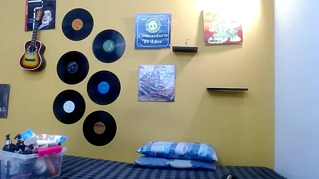 skinnyverus18 online show from April 2026 06:26:01 PM